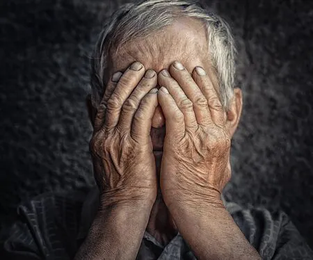 144097287-viejo-y-solitario-closeup-retrato-triste-deprimido-estresado-sombrio-senior-anciano-preocupado