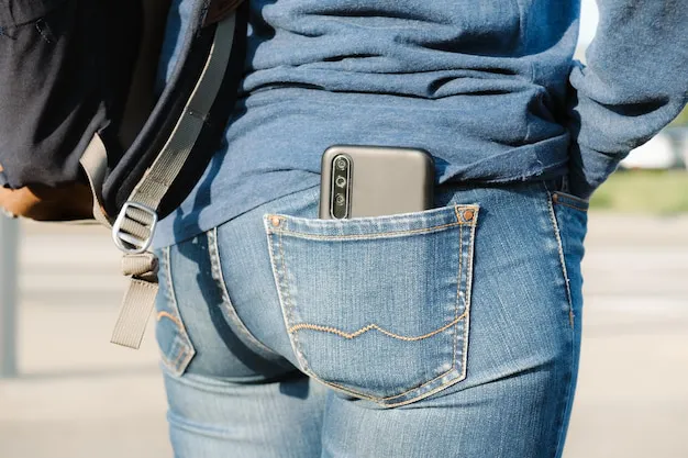 mujer-puso-su-telefono-movil-bolsillo-trasero-sus-vaqueros_259471-3035