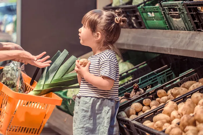 972289-mama-e-hija-estan-comprando-en-el-supermercado_0