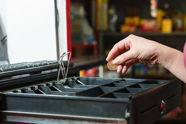 mano-mujer-latina-sacando-dinero-caja-registradora-haciendo-venta-su-tienda-comestibles_532488-166
