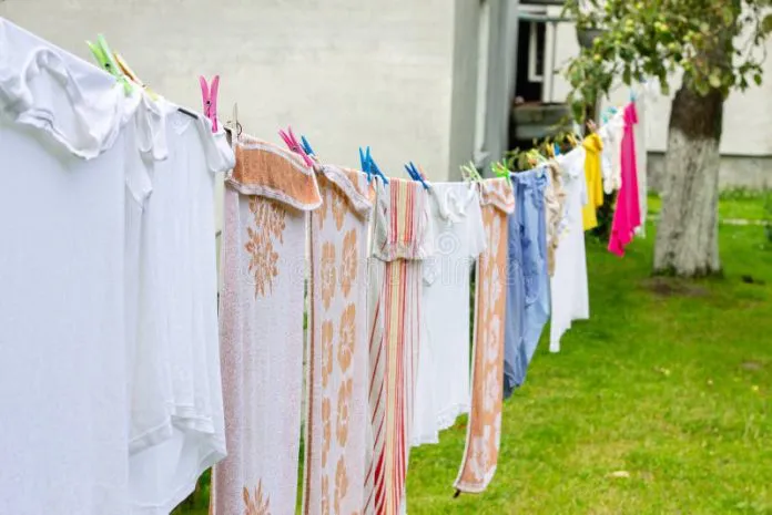 colorida-ropa-colgada-de-cuerda-en-el-jardin-verano-tipico-pueblo-rural-colgando-una-ucrania-179904683-696x465