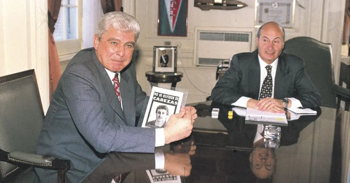 Yabran-con-la-foto-de-Cabezas-junto-a-Jorge-Rodriguez