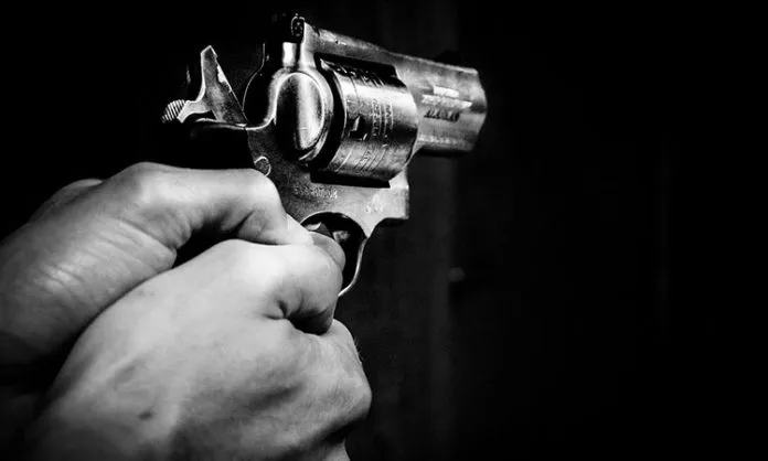 hombre-revolver-apuntando-696x418