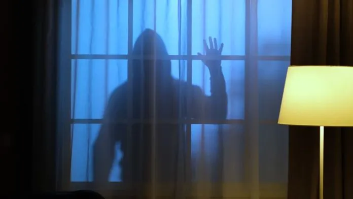 criminal-fuera-de-la-ventana-en-la-oscuridad-1-696x392